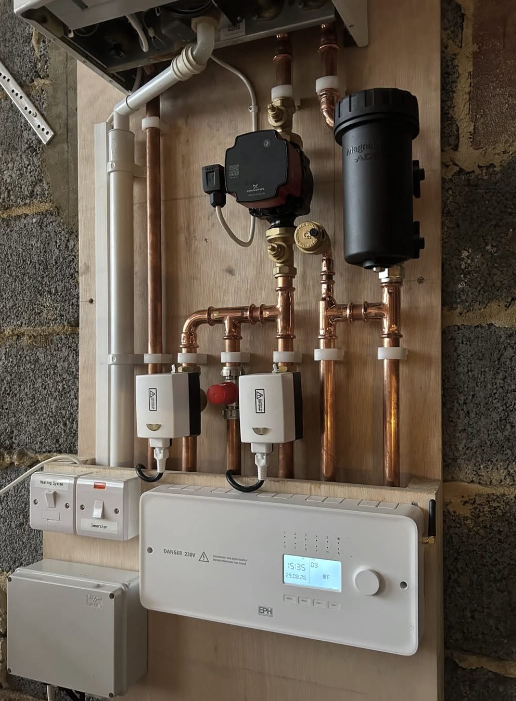 Heating control board with a pump, filter, two zone valves and a programmer